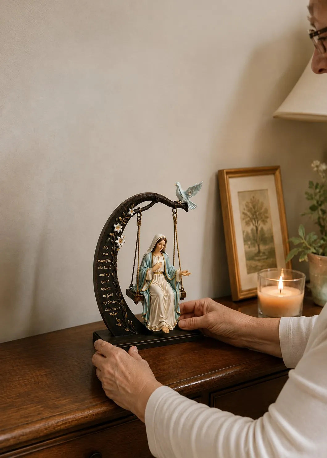 Calienne - Escultura de sobremesa de Nuestra Señora en columpio