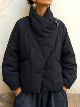 Ismena - Chaqueta acolchada asimétrica con cuello alto