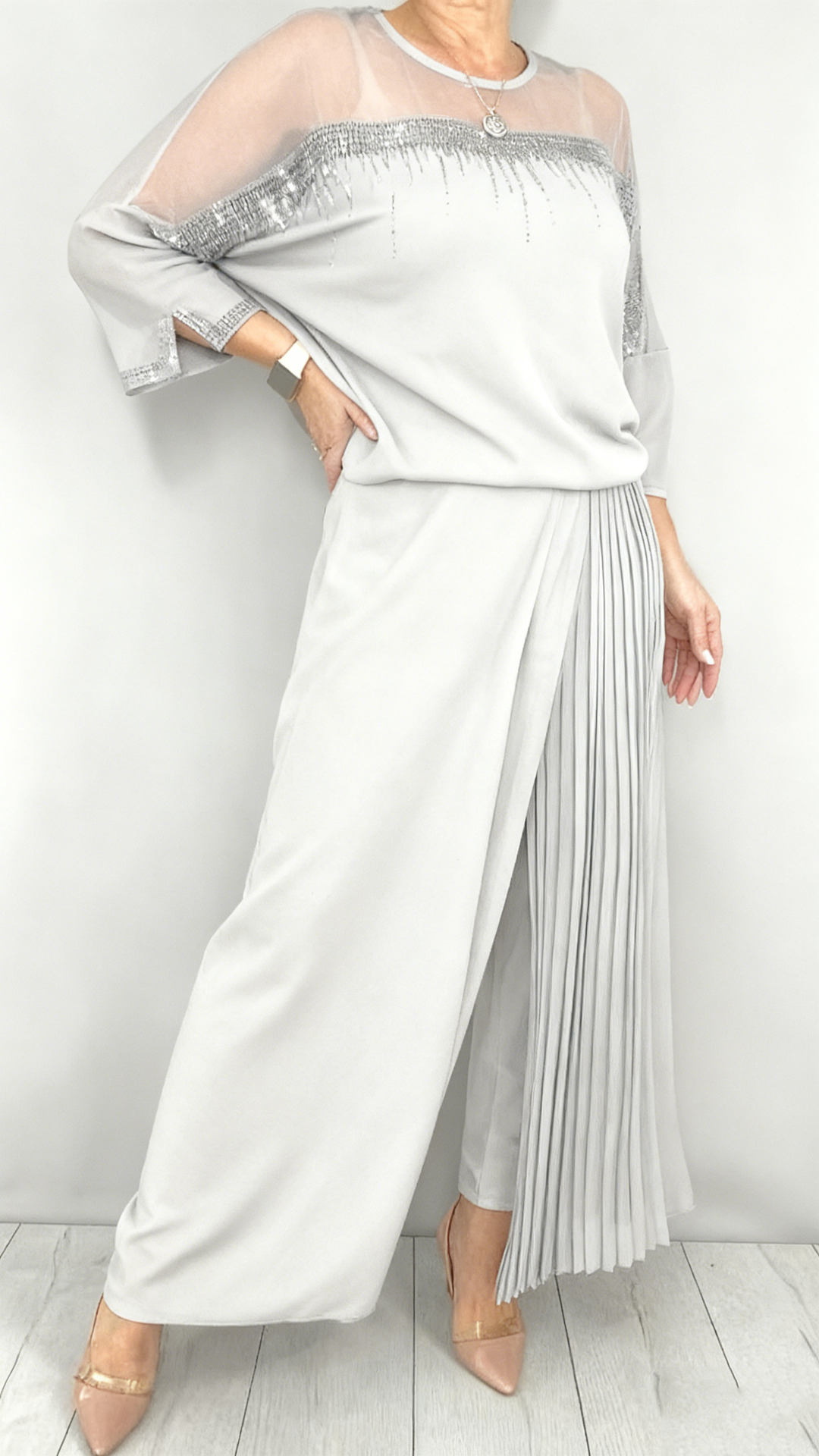 Caia - Conjunto de dos piezas con pantalón con detalles plisados y apliques