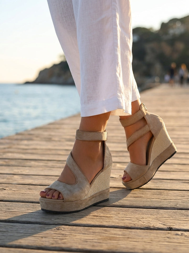 Eluned - sandalias de cuña acolchadas