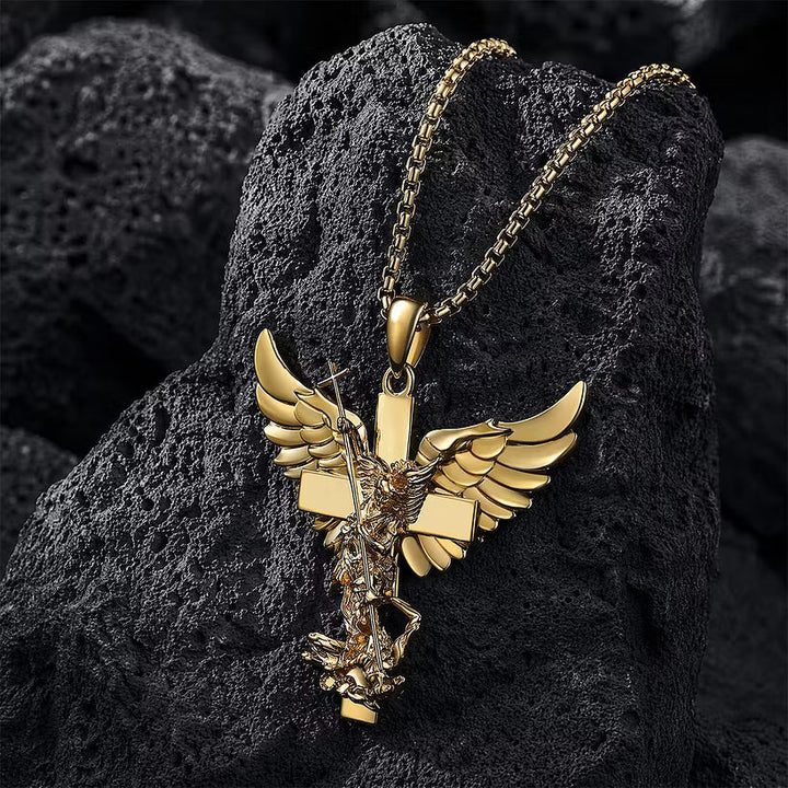 Klaus - Collar con colgante de cruz con alas de ángel